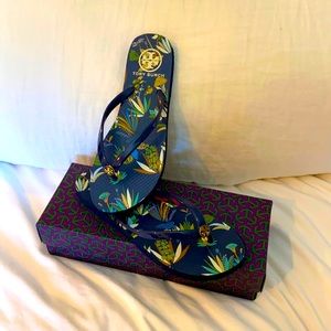 TORY BURCH Navy blue floral flip flops Size 7